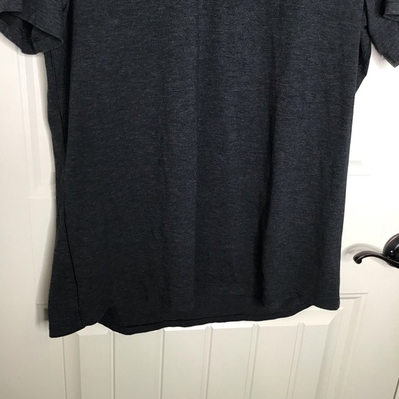 Lululemon Men’s Short Sleeve V Neck T-Shirt in Dark Gray. - Picture 5 of 10
